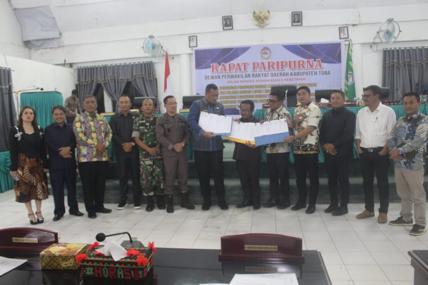 Rapat Paripurna DPRD Kabupaten Toba dalam Rangka Pembahasan dan Penetapan Ranperda tentang APBD Tahun Anggaran 2026 dan Ranperda tentang Perubahan Kedua atas Perda Kabupaten Toba Samosir Nomor 5 Tahun 2016 tentang Pembentukan Perangkat Daerah | Jumat, 28 November 2025