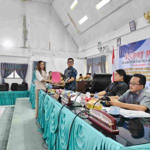 Rapat Paripurna DPRD Kabupaten Toba dalam Rangka Penyampaian Pandangan Umum Fraksi-fraksi tentang Ranperda Pertanggungjawaban Pelaksanaan APBD Pemerintah Kabupaten Toba Tahun Anggaran 2025 dan Ranperda Perubahan atas Perda Kabupaten Toba Nomor 1 Tahun 2024 tentang Pajak dan Retribusi Daerah Rapat Paripurna DPRD Kabupaten Toba dalam Rangka Penyampaian Pandangan Umum Fraksi-fraksi tentang Ranperda Pertanggungjawaban Pelaksanaan APBD Pemerintah Kabupaten Toba Tahun Anggaran 2025 dan Ranperda Perubahan atas Perda Kabupaten Toba Nomor 1 Tahun 2024 tentang Pajak dan Retribusi Daerah