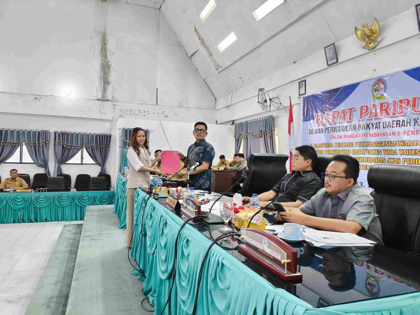 Rapat Paripurna DPRD Kabupaten Toba dalam Rangka Penyampaian Pandangan Umum Fraksi-fraksi tentang Ranperda Pertanggungjawaban Pelaksanaan APBD Pemerintah Kabupaten Toba Tahun Anggaran 2025 dan Ranperda Perubahan atas Perda Kabupaten Toba Nomor 1 Tahun 2024 tentang Pajak dan Retribusi Daerah Rapat Paripurna DPRD Kabupaten Toba dalam Rangka Penyampaian Pandangan Umum Fraksi-fraksi tentang Ranperda Pertanggungjawaban Pelaksanaan APBD Pemerintah Kabupaten Toba Tahun Anggaran 2025 dan Ranperda Perubahan atas Perda Kabupaten Toba Nomor 1 Tahun 2024 tentang Pajak dan Retribusi Daerah