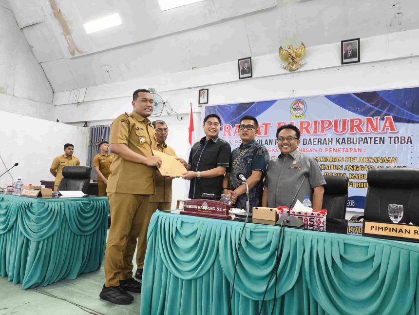 Rapat Paripurna DPRD Kabupaten Toba dalam Rangka Penyampaian Nota Jawaban Bupati Toba atas Pandangan Umum Fraksi-fraksi tentang Ranperda Pertanggungjawaban Pelaksanaan APBD Pemerintah Kabupaten Toba Tahun Anggaran 2025 dan Ranperda Perubahan atas Perda Kabupaten Toba Nomor 1 Tahun 2024 tentang Pajak dan Retribusi Daerah Rapat Paripurna DPRD Kabupaten Toba dalam Rangka Penyampaian Nota Jawaban Bupati Toba atas Pandangan Umum Fraksi-fraksi tentang Ranperda Pertanggungjawaban Pelaksanaan APBD Pemerintah Kabupaten Toba Tahun Anggaran 2025 dan Ranperda Perubahan atas Perda Kabupaten Toba Nomor 1 Tahun 2024 tentang Pajak dan Retribusi Daerah