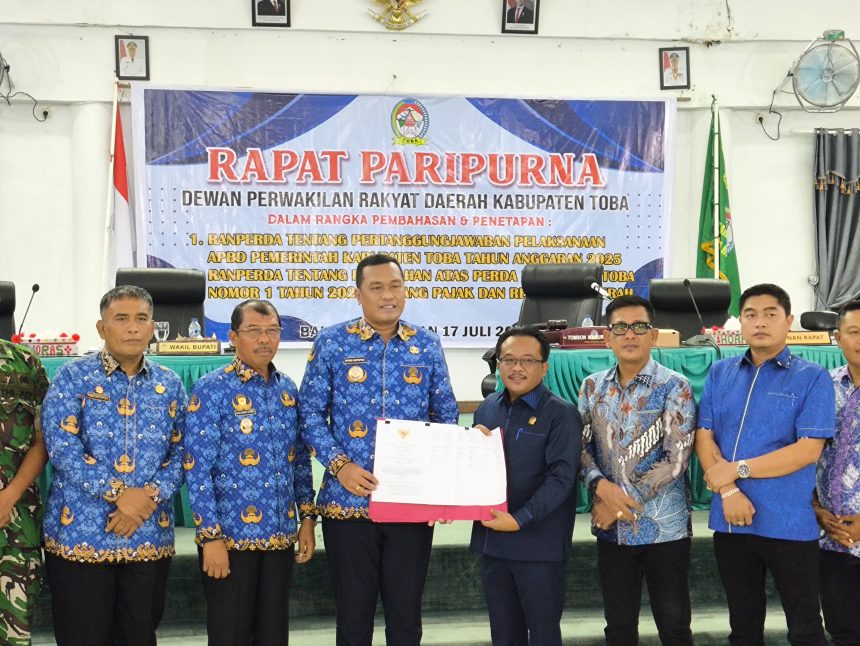 Rapat Paripurna DPRD Kabupaten Toba dalam Rangka Penyampaian Pendapat Akhir Fraksi-fraksi dan Penandatanganan Persetujuan Bersama DPRD Kabupaten Toba dengan Bupati Toba tentang Ranperda Pertanggungjawaban Pelaksanaan APBD Pemerintah Kabupaten Toba Tahun Anggaran 2025 dan Ranperda Perubahan atas Perda Kabupaten Toba Nomor 1 Tahun 2024 tentang Pajak dan Retribusi Daerah Rapat Paripurna DPRD Kabupaten Toba dalam Rangka Penyampaian Pendapat Akhir Fraksi-fraksi dan Penandatanganan Persetujuan Bersama DPRD Kabupaten Toba dengan Bupati Toba tentang Ranperda Pertanggungjawaban Pelaksanaan APBD Pemerintah Kabupaten Toba Tahun Anggaran 2025 dan Ranperda Perubahan atas Perda Kabupaten Toba Nomor 1 Tahun 2024 tentang Pajak dan Retribusi Daerah