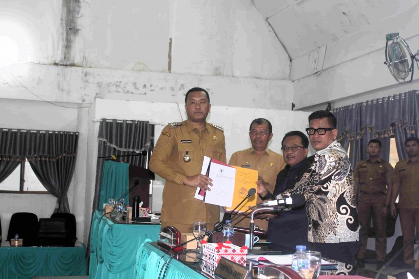 Rapat Paripurna DPRD Kabupaten Toba dalam Rangka Penyampaian Nota Pengantar Bupati tentang Ranperda Pertanggungjawaban Pelaksanaan APBD Pemerintah Kabupaten Toba Tahun Anggaran 2025 dan Ranperda Perubahan atas Perda Kabupaten Toba Nomor 1 Tahun 2024 tentang Pajak dan Retribusi Daerah Rapat Paripurna DPRD Kabupaten Toba dalam Rangka Penyampaian Nota Pengantar Bupati tentang Ranperda Pertanggungjawaban Pelaksanaan APBD Pemerintah Kabupaten Toba Tahun Anggaran 2025 dan Ranperda Perubahan atas Perda Kabupaten Toba Nomor 1 Tahun 2024 tentang Pajak dan Retribusi Daerah
