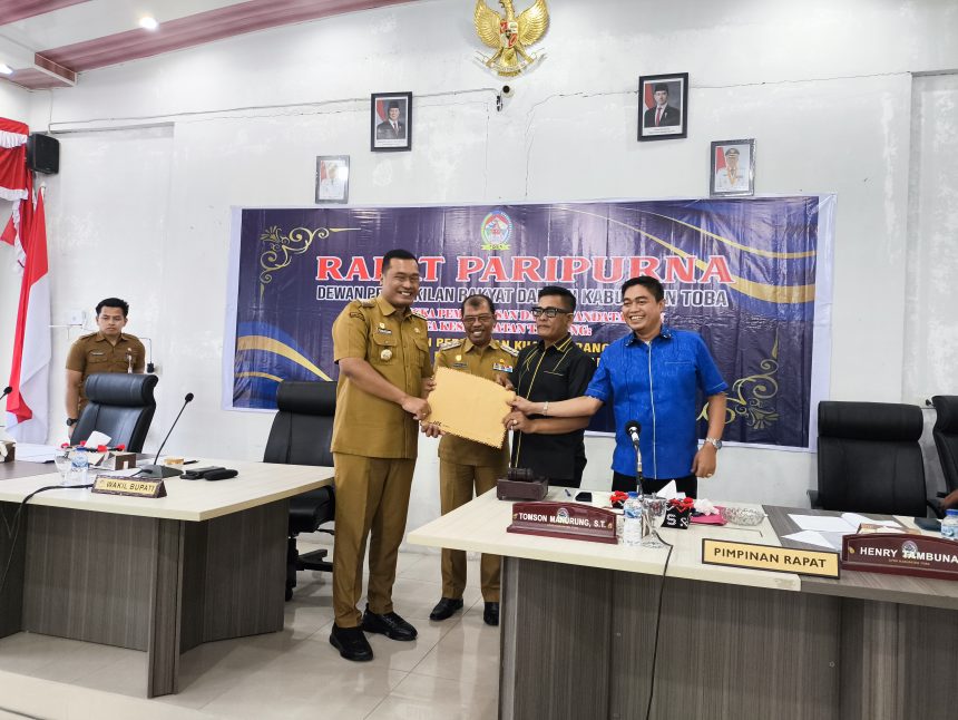Rapat Paripurna DPRD Kabupaten Toba dalam Rangka Penyampaian Nota Pengantar Bupati Toba tentang Rancangan Perubahan KUA dan Rancangan Perubahan PPAS APBD Tahun Anggaran 2026 dan Rancangan KUA dan Rancangan PPAS APBD Tahun Anggaran 2027